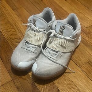 Nike Kyrie Flytrap 3 Men's Basketball Shoe BQ3060 105 Size 8